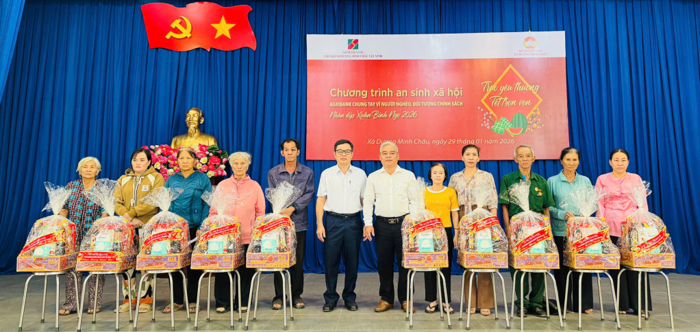 X&atilde; Dương Minh Ch&acirc;u: Trao 50 phần qu&agrave; cho người d&acirc;n c&oacute; ho&agrave;n cảnh kh&oacute; khăn