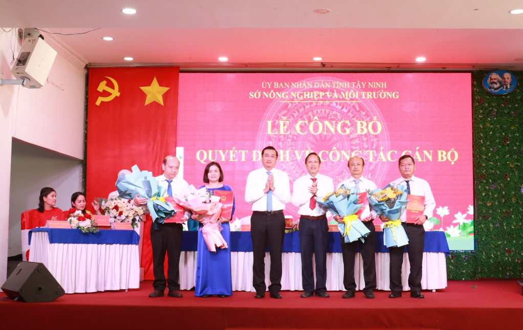 Sở N&ocirc;ng nghiệp v&agrave; M&ocirc;i trường: C&ocirc;ng bố c&aacute;c quyết định về c&ocirc;ng t&aacute;c c&aacute;n bộ