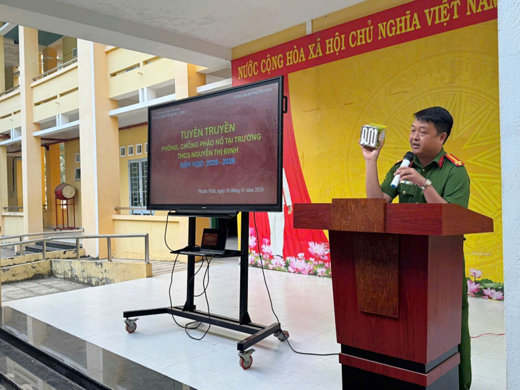 Cán bộ tuyên truyền phòng chống pháo nổ tại trường học
