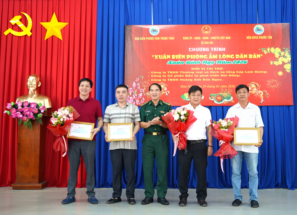 Đại tá Vũ Minh Tùng - Phó Chính ủy Ban Chỉ huy BĐBP Tây Ninh tặng hoa cảm ơn các đơn vị tài trợ