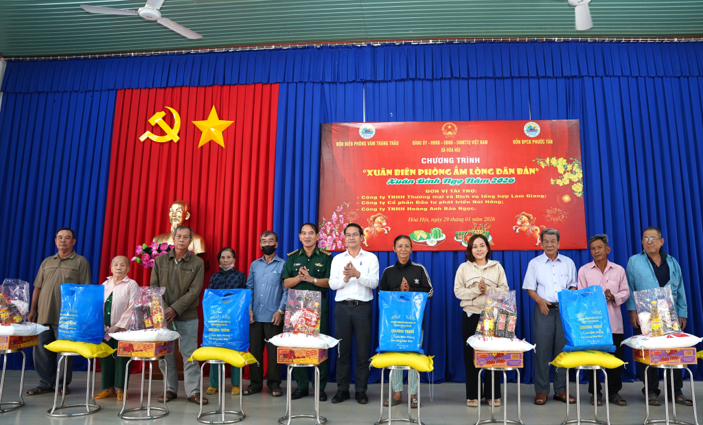 Lãnh đạo Ban Chỉ huy BĐBP Tây Ninh và xã Hòa Hội tặng quà Tết cho người dân trong chương trình 