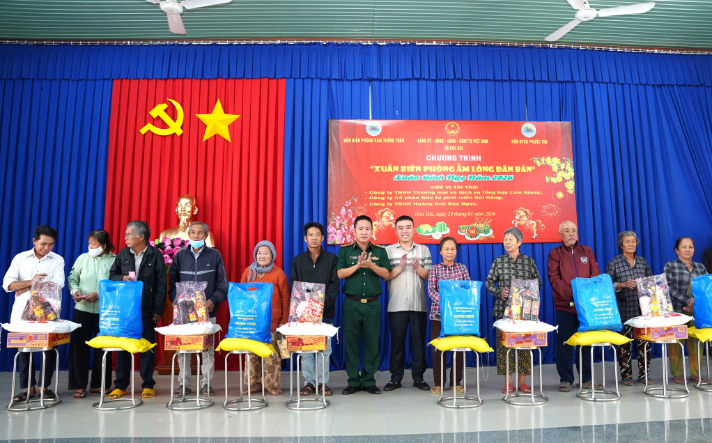 Chương tr&igrave;nh &ldquo;Xu&acirc;n bi&ecirc;n ph&ograve;ng ấm l&ograve;ng d&acirc;n bản&rdquo; trao 230 phần qu&agrave; tết tại x&atilde; H&ograve;a Hội 