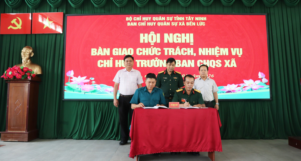 X&atilde; Bến Lức: B&agrave;n giao chức tr&aacute;ch, nhiệm vụ Chỉ huy trưởng Ban Chỉ huy Qu&acirc;n sự x&atilde;