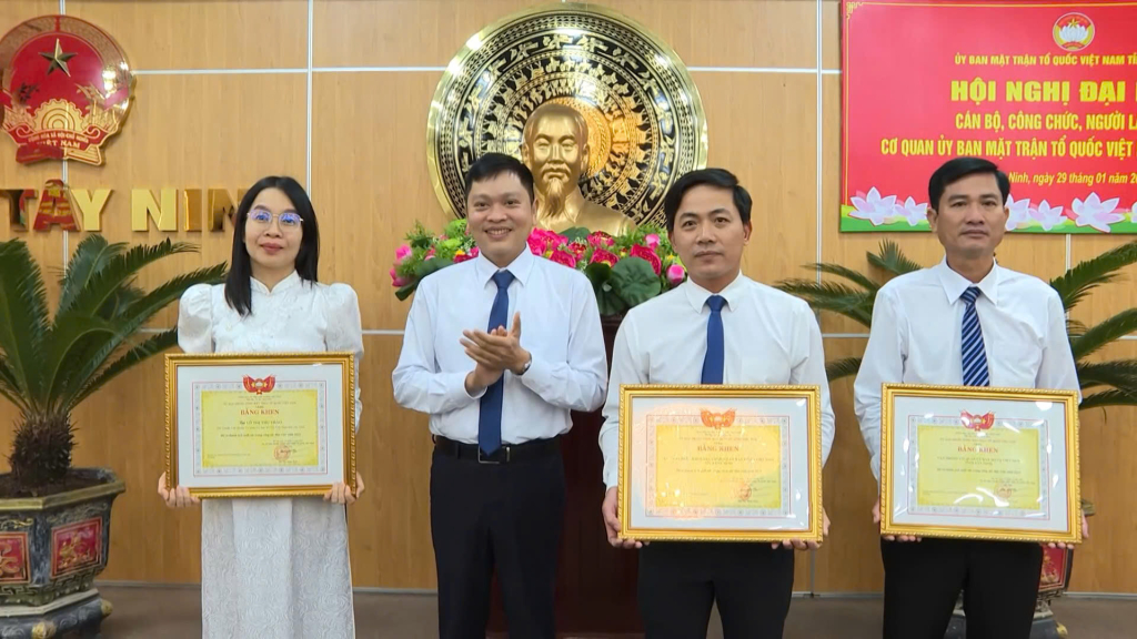 Các tập thể, cá nhân được nhận Bằng khen Ủy ban Trung ương MTTQ Việt Nam