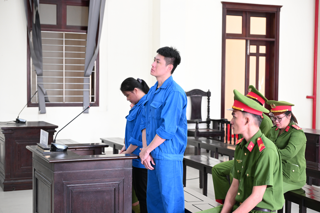 Đ&ocirc;i t&igrave;nh nh&acirc;n b&aacute;n ma t&uacute;y l&atilde;nh 40 năm t&ugrave;