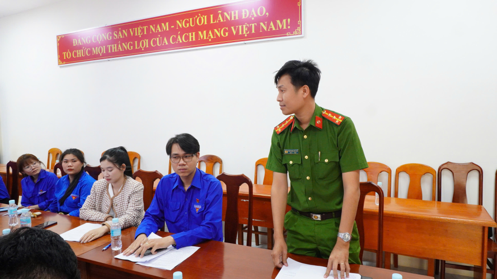 Cán bộ Công an kiêm Phó Bí thư Đoàn Thanh niên xã Tân Biên tuyên truyền Luật Nghĩa vụ quân sự cho đoàn viên, thanh niên