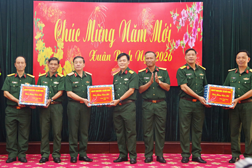 Thượng tướng Trương Thiên Tô tặng quà cho Sư đoàn và các Trung đoàn