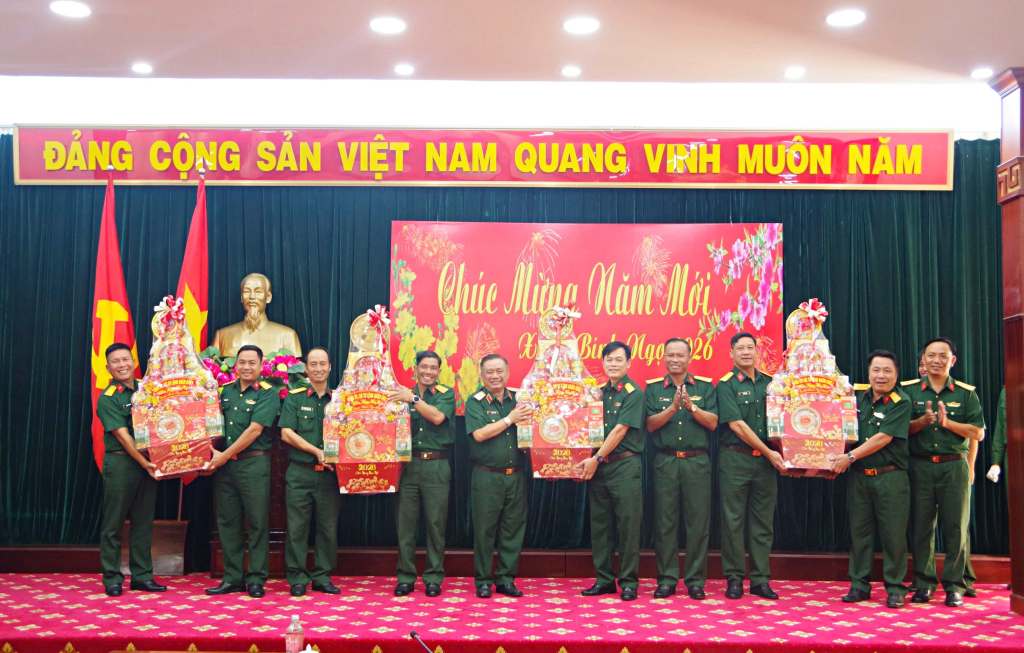 Thủ trưởng Bộ Tư lệnh Quân khu tặng quà cho Sư đoàn và các Trung đoàn của Sư đoàn