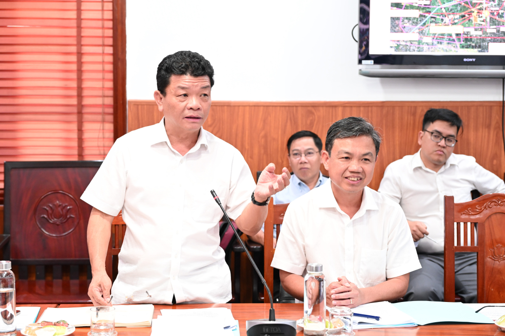 Giám đốc Sở Xây dựng Nguyễn Nam Hưng góp ý đối với báo cáo nghiên cứu tiền khả thi của đơn vị tư vấn