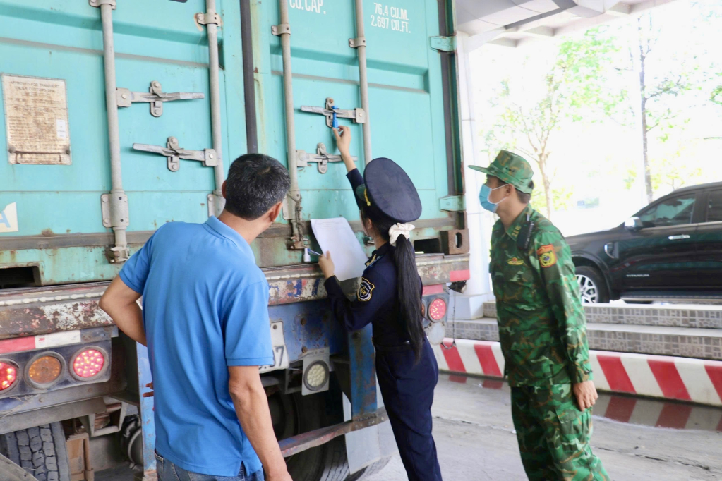 Lực lượng chức năng kiểm tra phương tiện, hàng hóa thông quan tại Cửa khẩu Bình Hiệp