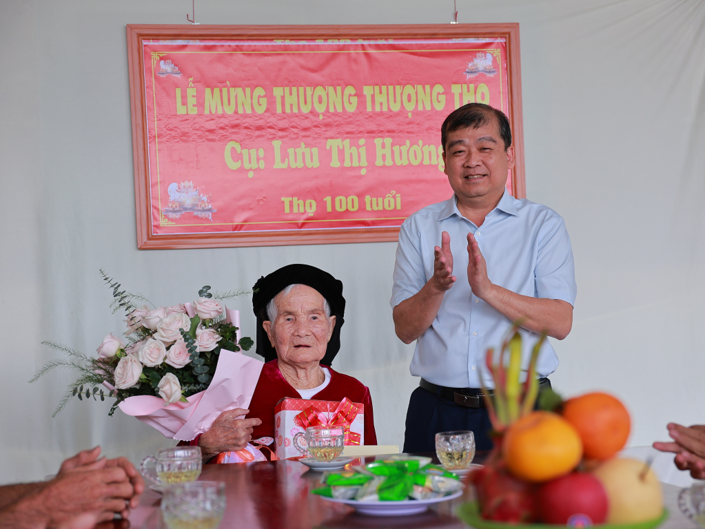 Trưởng ban Tổ chức Tỉnh uỷ V&otilde; Đức Trong tặng qu&agrave; Tết tại x&atilde; Thạnh B&igrave;nh