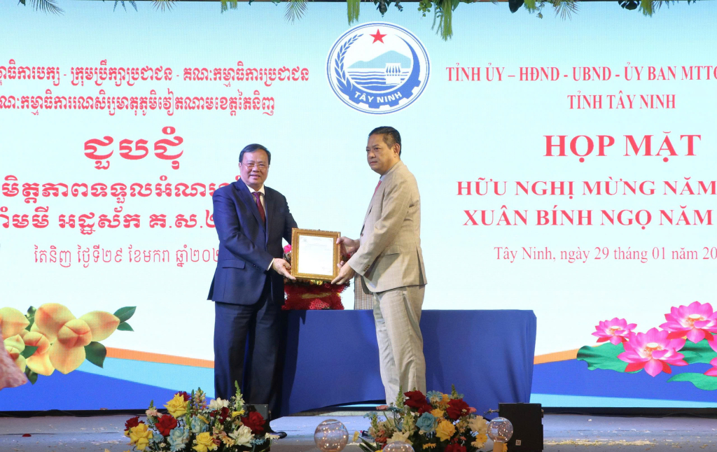 T&acirc;y Ninh họp mặt hữu nghị mừng Xu&acirc;n B&iacute;nh Ngọ với đại biểu Vương quốc Campuchia