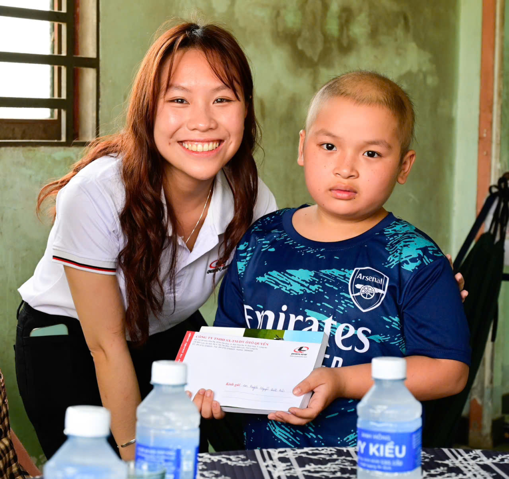 X&atilde; Lương H&ograve;a trao 10 triệu đồng hỗ trợ học sinh mắc bệnh hiểm ngh&egrave;o