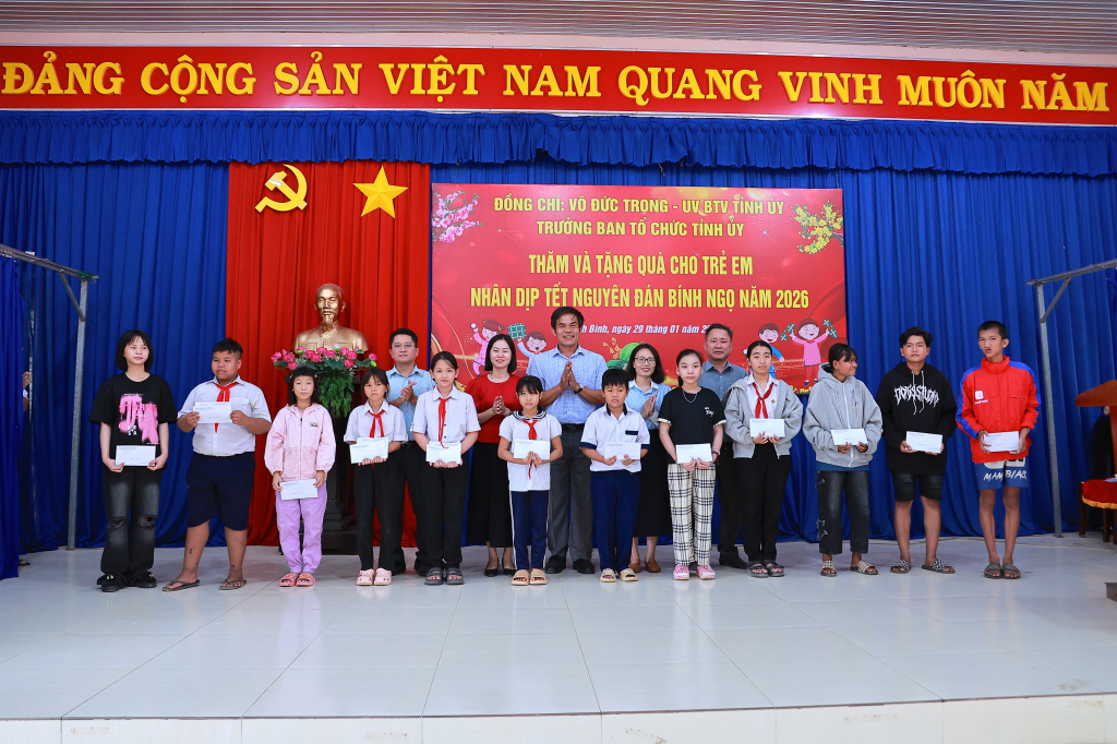 131 phần qu&agrave; tết được trao cho trẻ em c&oacute; ho&agrave;n cảnh kh&oacute; khăn x&atilde; Thạnh B&igrave;nh