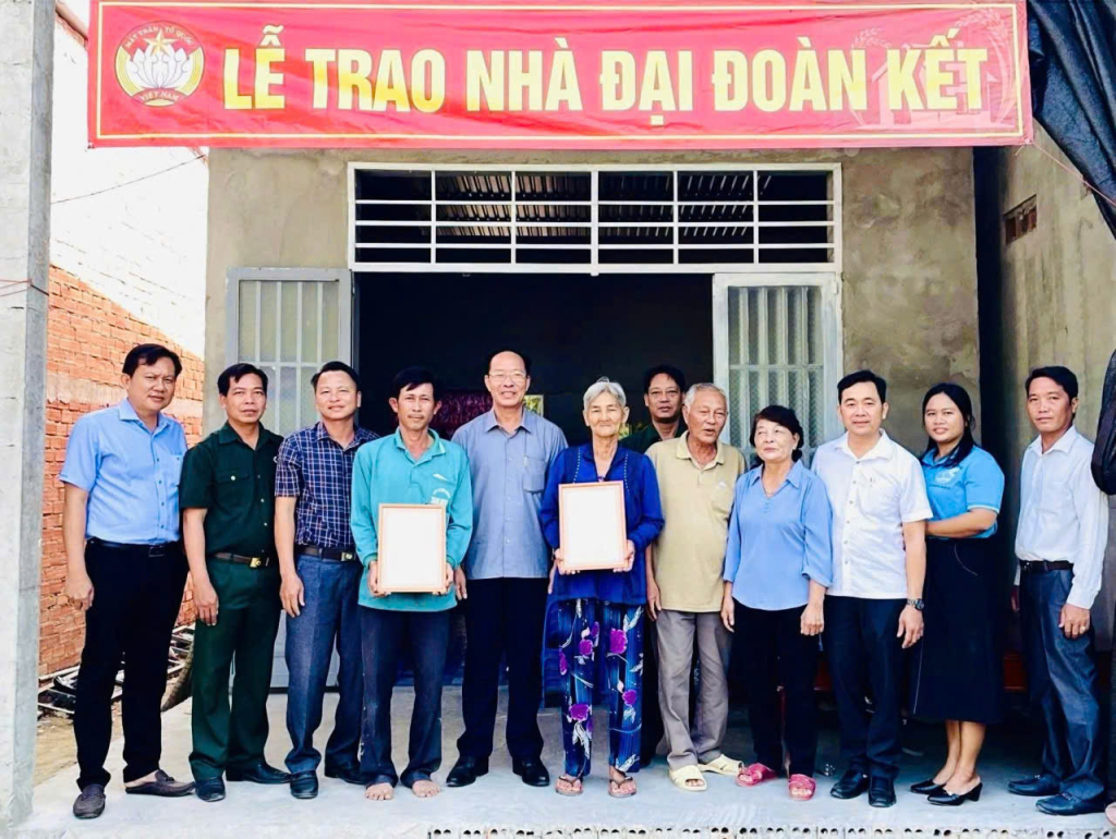 Lãnh đạo xã Hưng Điền trao 2 căn nhà cho 2 gia đình có hoàn cảnh khó khăn về nhà ở