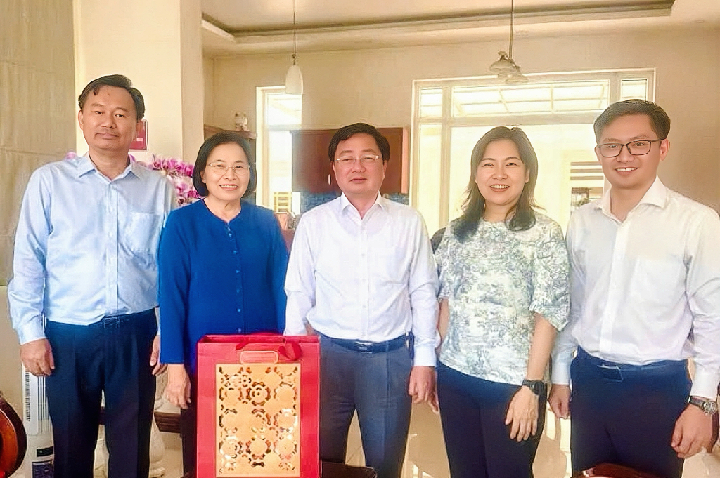 Uỷ viên Trung ương Đảng, Bí thư Tỉnh uỷ Tây Ninh Nguyễn Văn Quyết thăm, chúc Tết đồng chí Lê Thị Bân (Ảnh CTV)