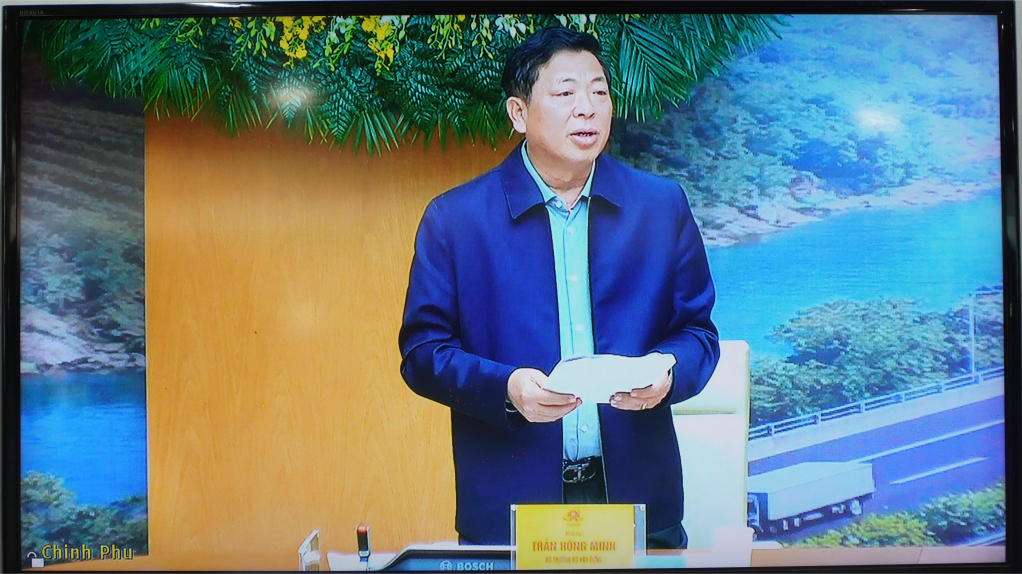 Lãnh đạo Bộ Xây dựng báo cáo kết quả triển khai các nhiệm vụ được giao và tiến độ các dự án giao thông trọng điểm quốc gia tại phiên họp