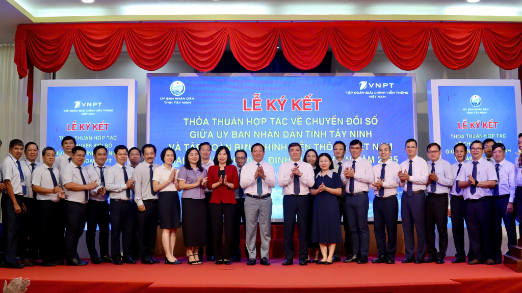 Đại biểu chụp ảnh tại buổi lễ