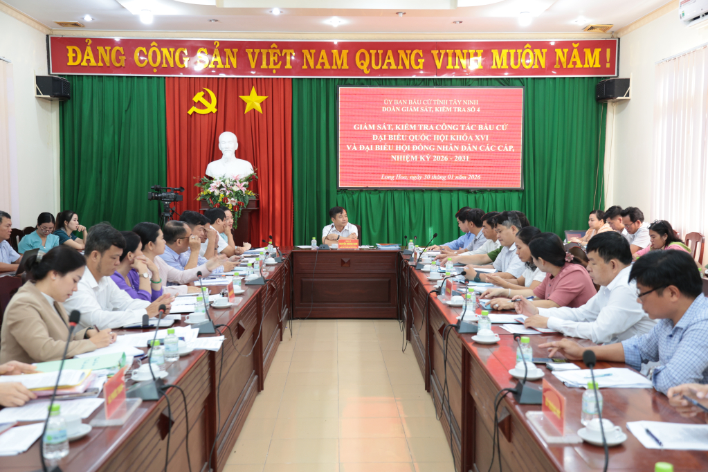 Đo&agrave;n gi&aacute;m s&aacute;t, kiểm tra số 4 của Ủy ban bầu cử tỉnh l&agrave;m việc với c&aacute;c x&atilde;, phường về c&ocirc;ng t&aacute;c bầu cử