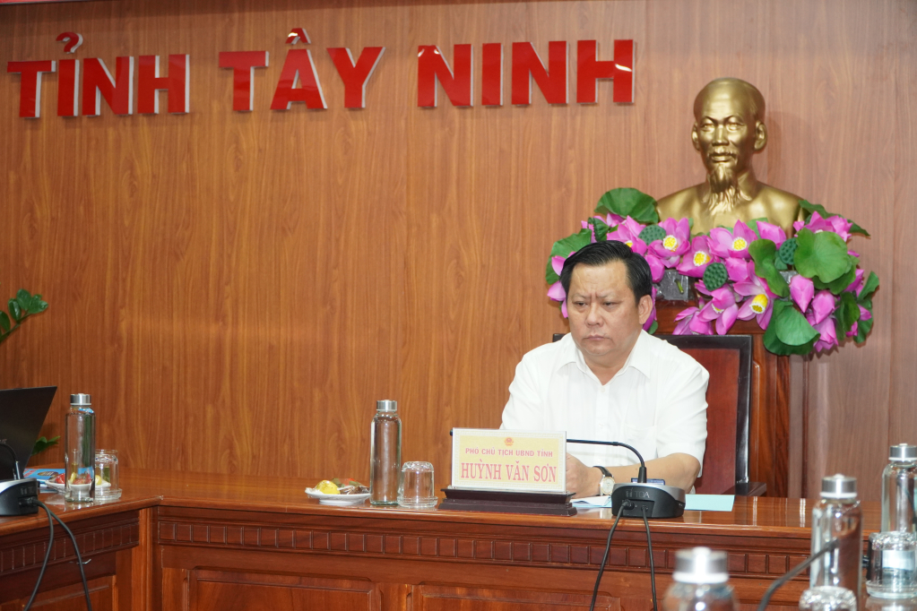 Phó Chủ tịch UBND tỉnh Tây Ninh Huỳnh Văn Sơn chủ trì hội nghị tại điểm cầu tỉnh Tây Ninh.