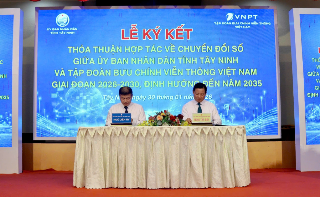 Lãnh đạo hai bên thực hiện nghi thức ký kết