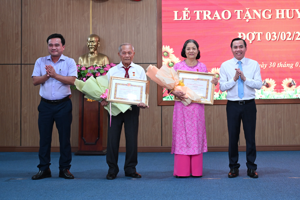 Ủy viên Ban Thường vụ Tỉnh ủy, Bí thư Đảng ủy phường Long An Lê Công Đỉnh và Phó trưởng Ban Tổ chức Tỉnh ủy Võ Thanh Phong trao huy hiệu Đảng cho đảng viên Trần Văn Được và đảng viên Lâm Thị Đẹp