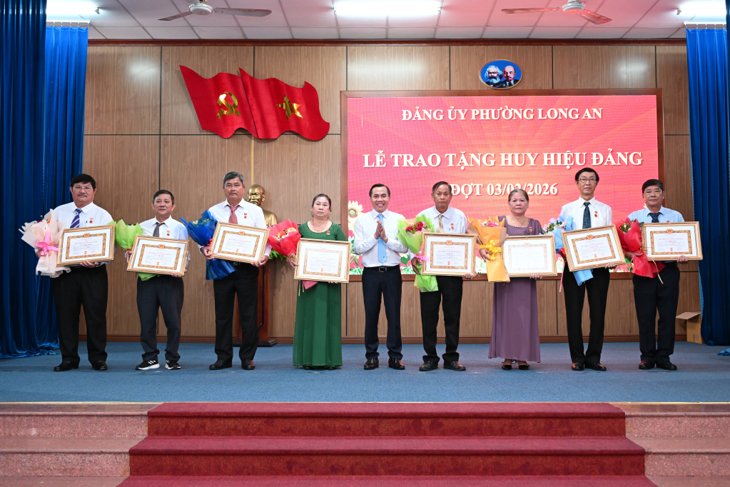 Phường Long An trao tặng Huy hiệu Đảng cho 90 đảng vi&ecirc;n