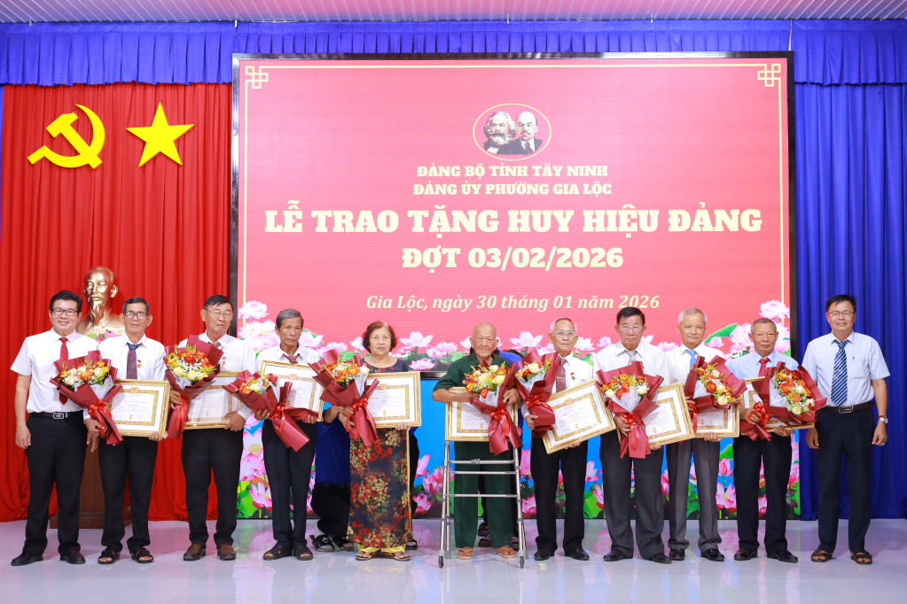 Phường Gia Lộc trao Huy hiệu Đảng đợt 03/02