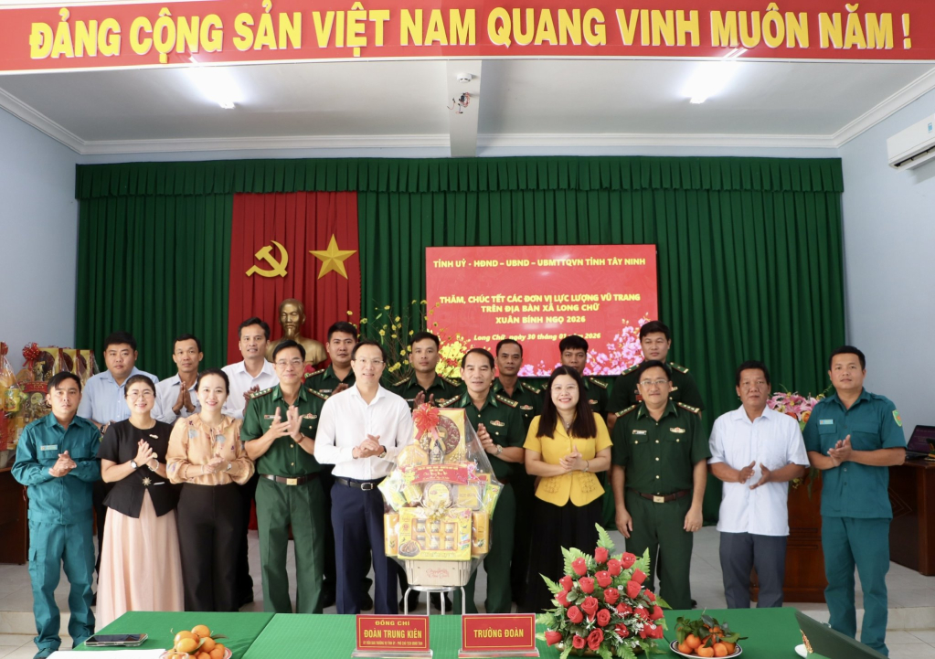 Ph&oacute; Chủ tịch UBND tỉnh Đo&agrave;n Trung Ki&ecirc;n thăm, ch&uacute;c tết lực lượng vũ trang tr&ecirc;n địa b&agrave;n x&atilde; Long Chữ