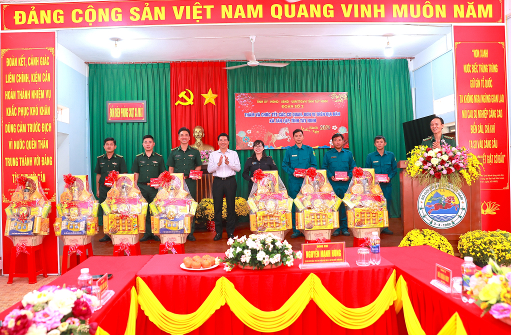 Ph&oacute; B&iacute; thư Thường trực Tỉnh uỷ Nguyễn Mạnh H&ugrave;ng:&nbsp;Thăm, động vi&ecirc;n c&aacute;c lực lượng l&agrave;m nhiệm vụ tr&ecirc;n tuyến bi&ecirc;n giới