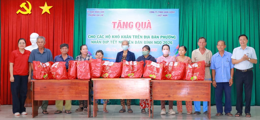 Phường Gia Lộc: Trao 50 phần qu&agrave; tết cho hộ c&oacute; ho&agrave;n cảnh kh&oacute; khăn