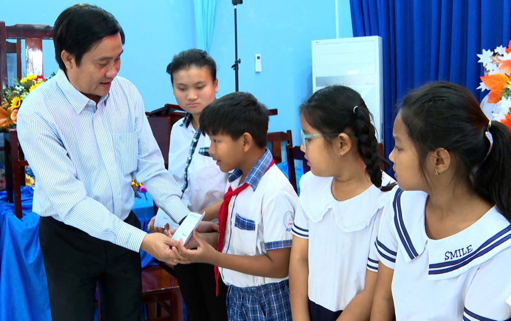 Ph&oacute; Chủ tịch HĐND tỉnh Nguyễn Hồng Sơn thăm, tặng qu&agrave; cho trẻ em tại x&atilde; Vĩnh Ch&acirc;u 