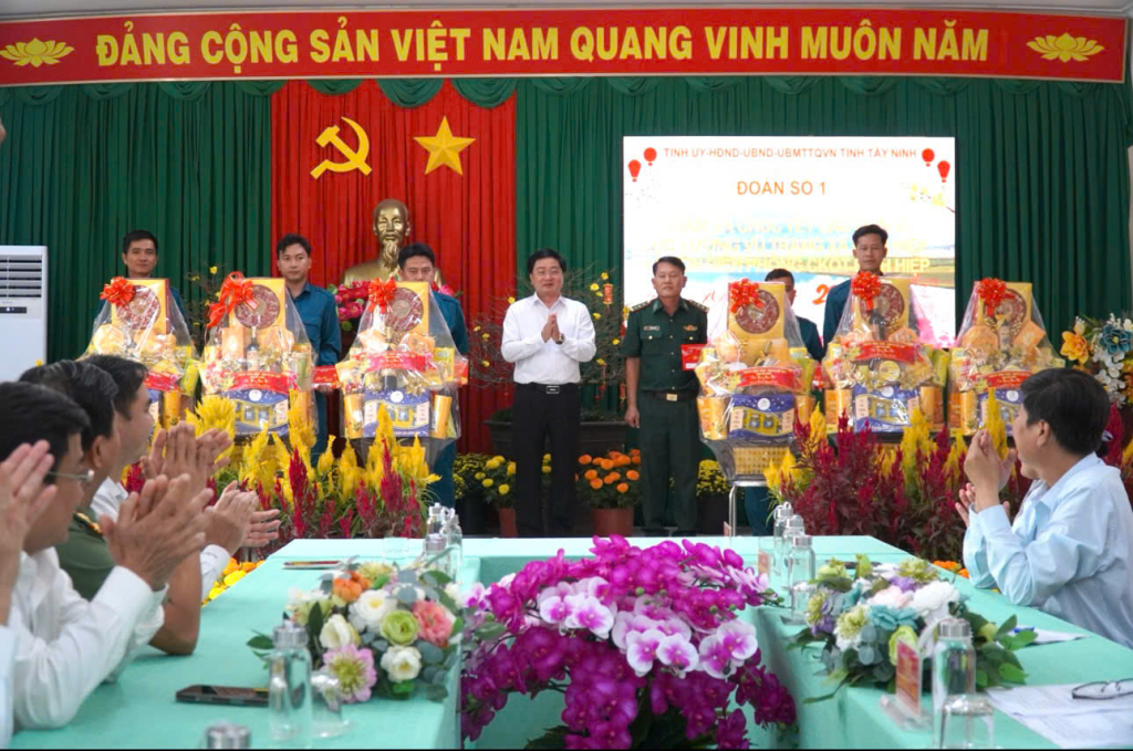 Ủy viên Ban Chấp hành Trung ương Đảng, Bí thư Tỉnh ủy Nguyễn Văn Quyết trao quà cho các lực lượng làm nhiệm vụ