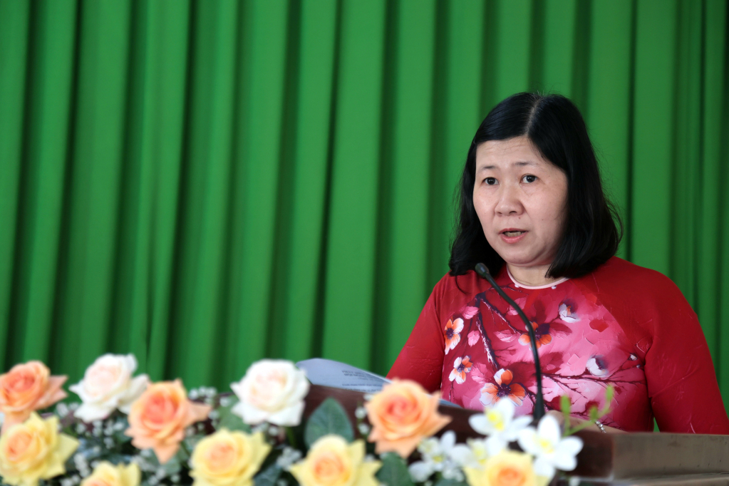 Bí thư Đảng ủy, Chủ tịch HĐND xã Tân Phú Nguyễn Thị Thu Vân phát biểu tại kỳ họp 