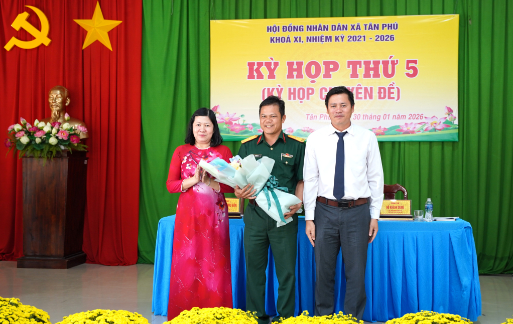 Thường trực HĐND xã Tân Phú tặng hoa chúc mừng Chỉ huy trưởng Ban Chỉ huy Quân sự xã Tân Phú Bùi Hữu An được bầu Ủy viên UBND xã nhiệm kỳ 2021-2026