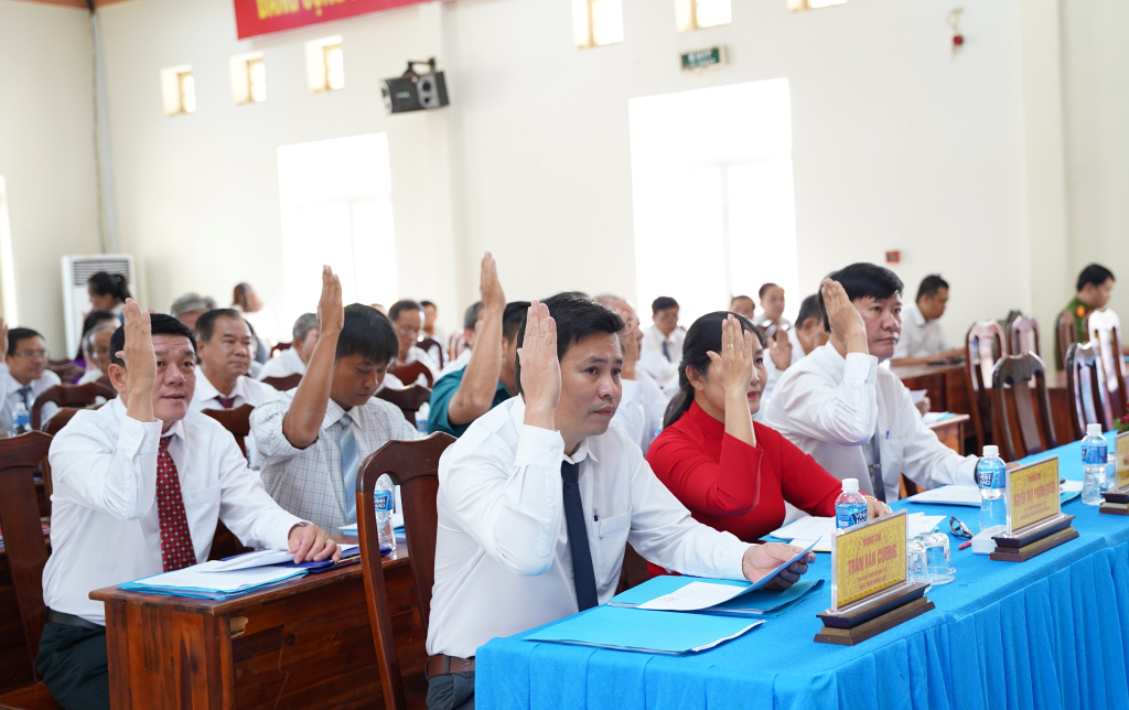 HĐND xã Tân Phú biểu quyết thông qua các Nghị quyết tại kỳ họp thứ 5 