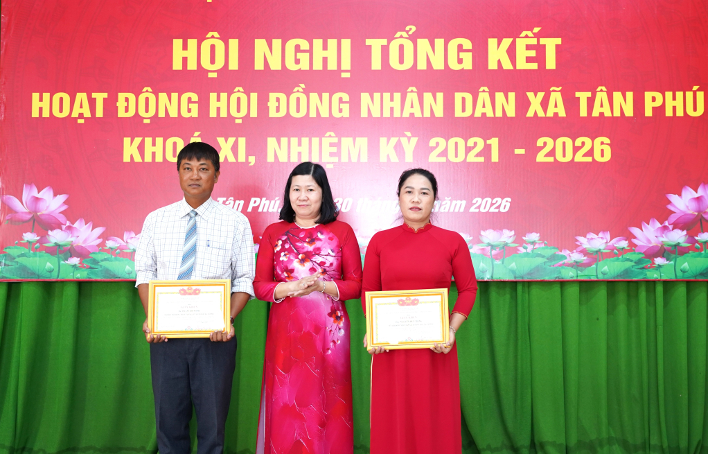 HĐND xã Tân Phú khen thưởng 02 tập thể có thành tích tiêu biểu trong hoạt động của HĐND xã nhiệm kỳ 2021-2026 