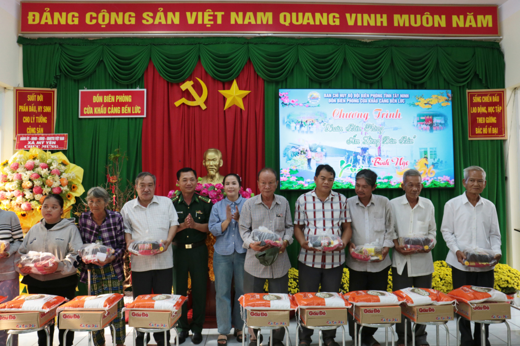 Ban Tổ chức trao 20 suất quà, mỗi suất trị giá 500 nghìn đồng cho các hộ gia đình có hoàn cảnh khó khăn trên địa bàn