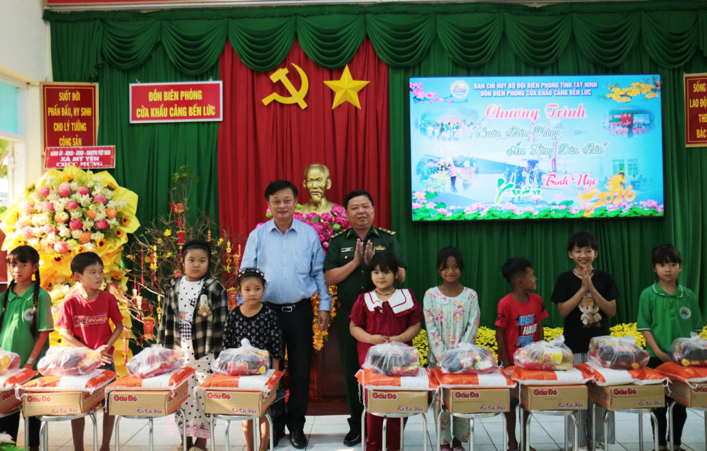 Đồn Bi&ecirc;n ph&ograve;ng Cửa khẩu Cảng Bến Lức tổ chức chương tr&igrave;nh 'Xu&acirc;n Bi&ecirc;n ph&ograve;ng ấm l&ograve;ng d&acirc;n bản'