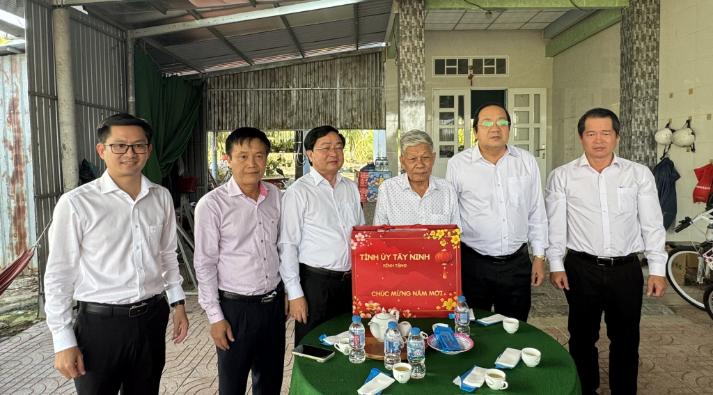 Bí thư Tỉnh ủy Nguyễn Văn Quyết đã đến thăm, chúc Tết Anh hùng lực lượng vũ trang nhân dân Nguyễn Văn Minh