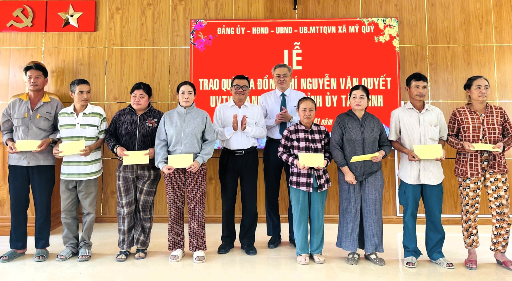 X&atilde; Mỹ Qu&yacute; trao qu&agrave; của B&iacute; thư Tỉnh ủy cho c&aacute;c gia đ&igrave;nh ch&iacute;nh s&aacute;ch
