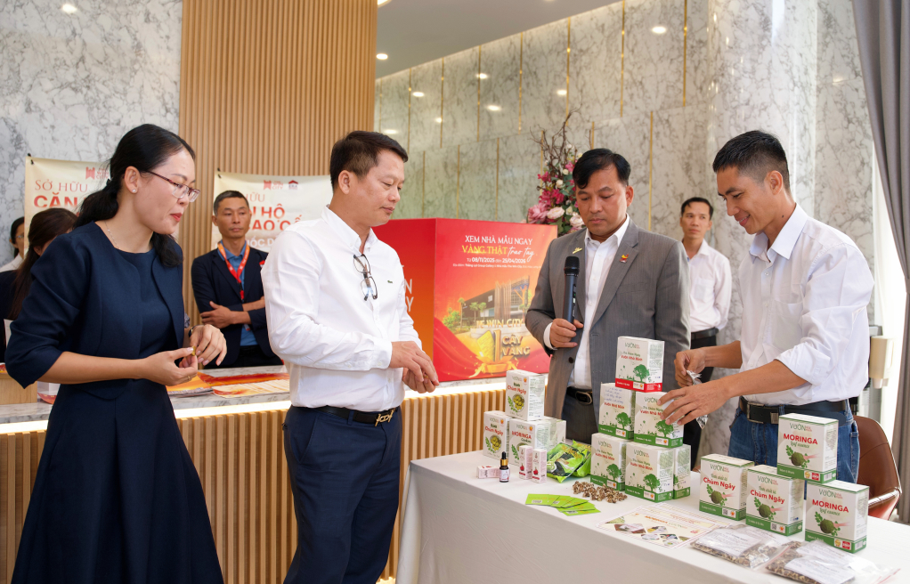 Các đại biểu tham quan các gian hàng trưng bày