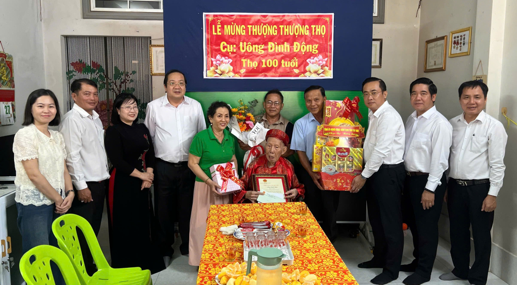 Ph&oacute; Chủ tịch UBND tỉnh thăm, tặng qu&agrave; gia đ&igrave;nh ch&iacute;nh s&aacute;ch, ch&uacute;c thọ người cao tuổi tại phường Kiến Tường