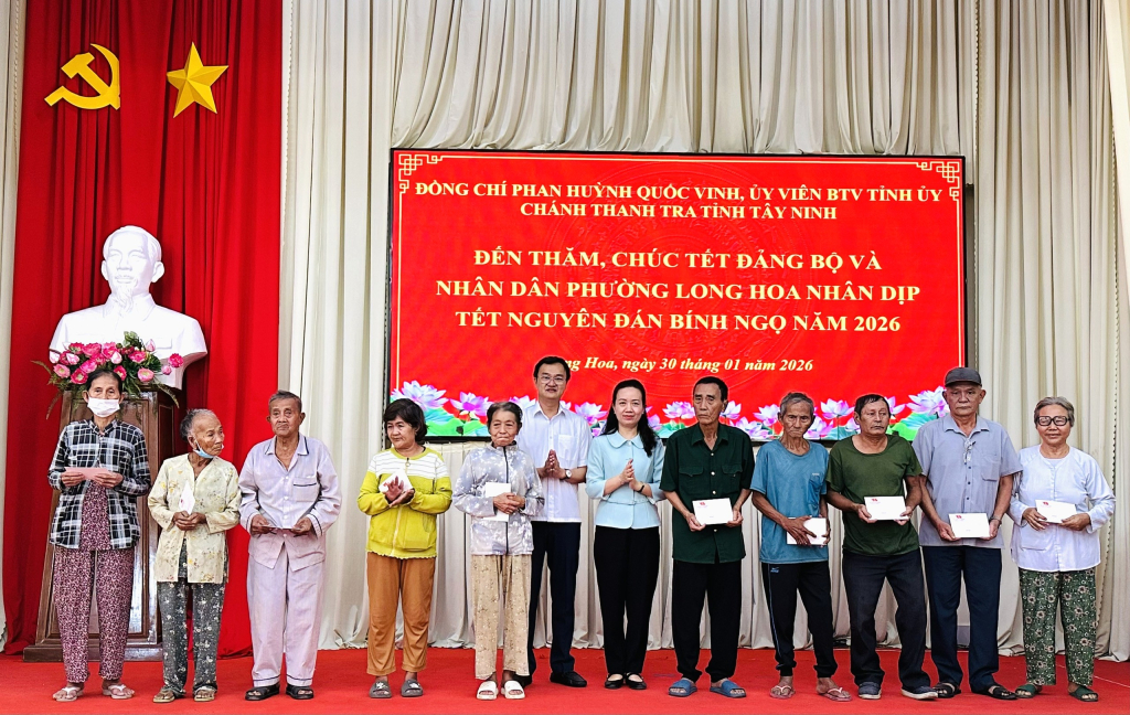 Ch&aacute;nh Thanh tra tỉnh Phan Huỳnh Quốc Vinh thăm, ch&uacute;c tết Đảng bộ v&agrave; Nh&acirc;n d&acirc;n phường Long Hoa