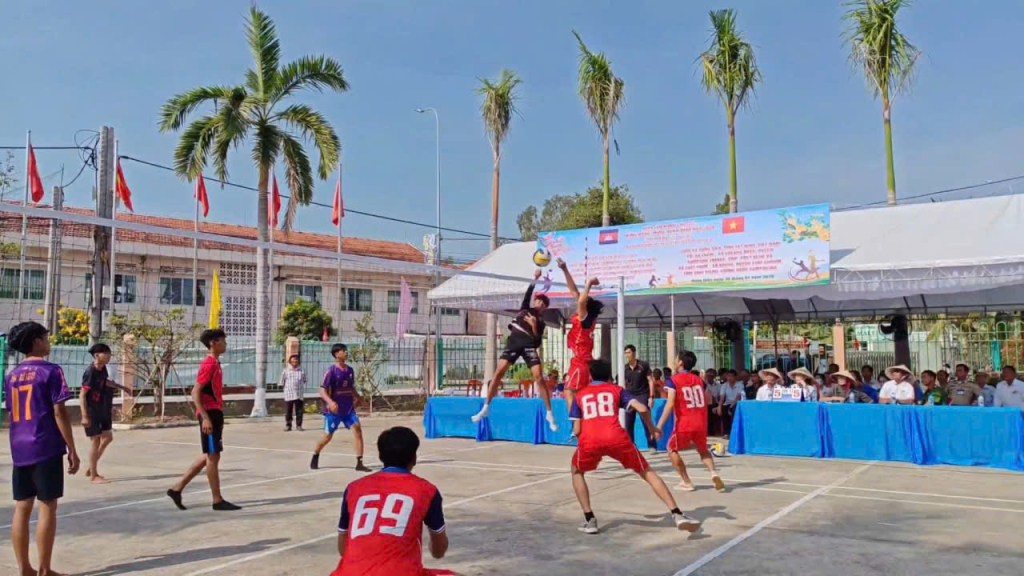 X&atilde; Hưng Điền: Giao lưu văn h&oacute;a, thể thao với c&aacute;c x&atilde; gi&aacute;p bi&ecirc;n nước bạn Campuchia