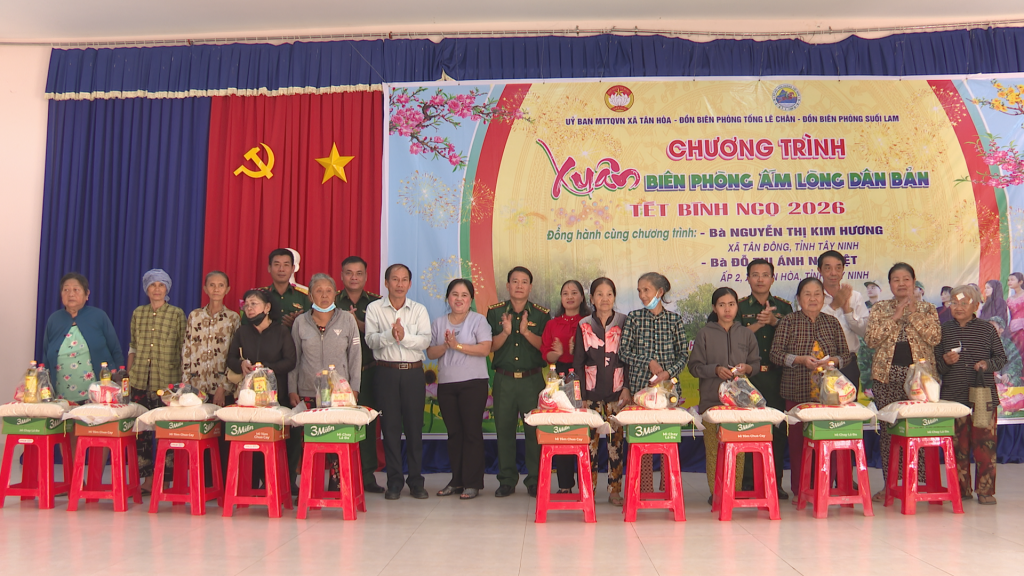 'Xu&acirc;n bi&ecirc;n ph&ograve;ng ấm l&ograve;ng d&acirc;n bản' ở x&atilde; T&acirc;n H&ograve;a