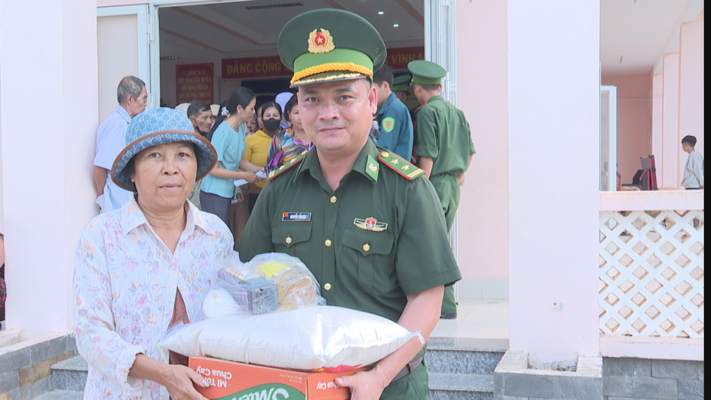 Trung tá Nguyễn Tấn Đạt - Đồn Trưởng Đồn Biên phòng Tống Lê Chân trao quà cho người dân