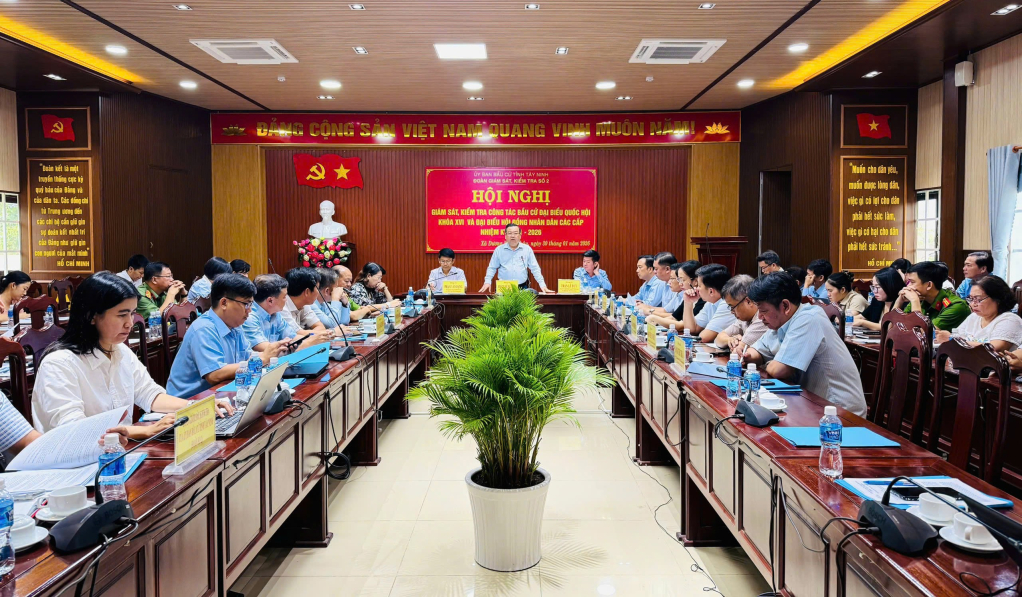 Đo&agrave;n gi&aacute;m s&aacute;t, kiểm tra số 2 của Ủy ban bầu cử tỉnh l&agrave;m việc tại x&atilde; Dương Minh Ch&acirc;u