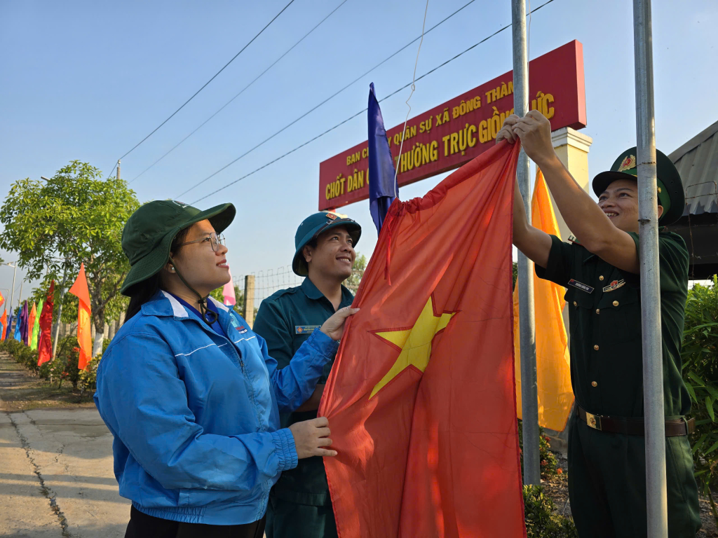 Rực rỡ sắc đỏ “Đường cờ Tổ quốc biên cương” chào mừng kỷ niệm 96 năm ngày thành lập Đảng