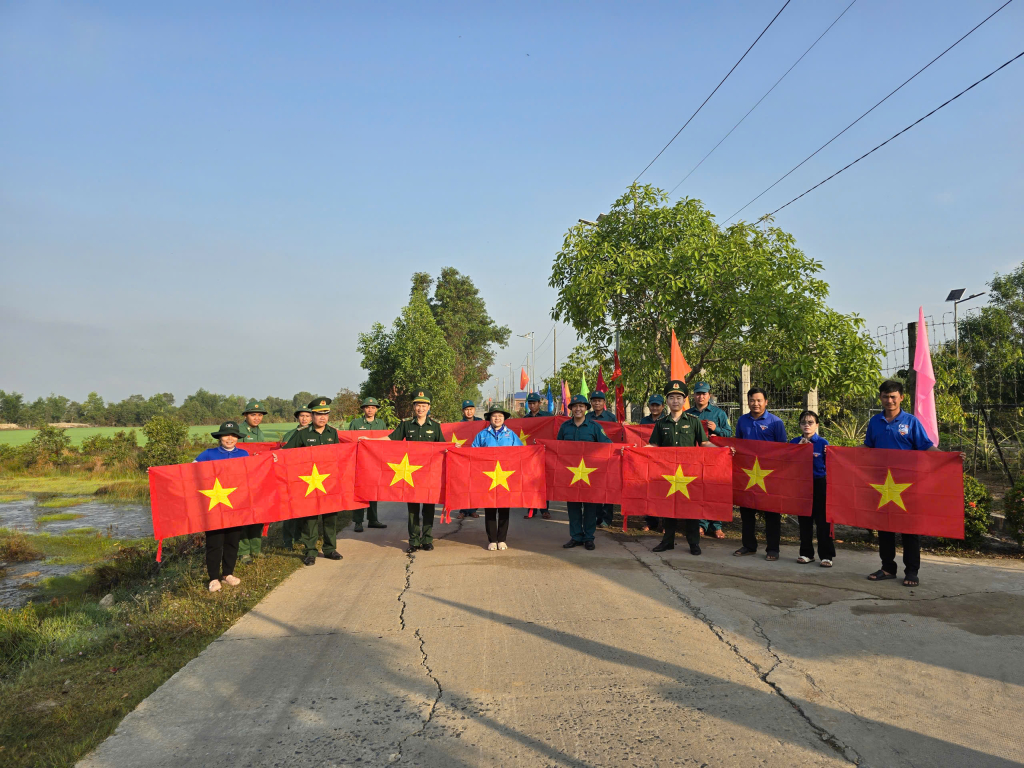 Rực rỡ sắc đỏ “Đường cờ Tổ quốc biên cương” chào mừng kỷ niệm 96 năm ngày thành lập Đảng